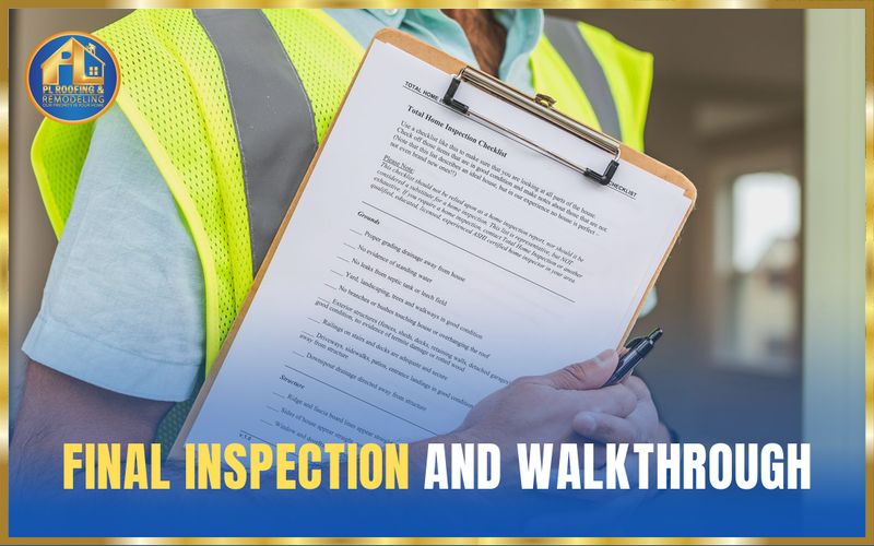 Inspector con chaleco de seguridad sosteniendo una lista de inspección en una tabla — inspección final y recorrido