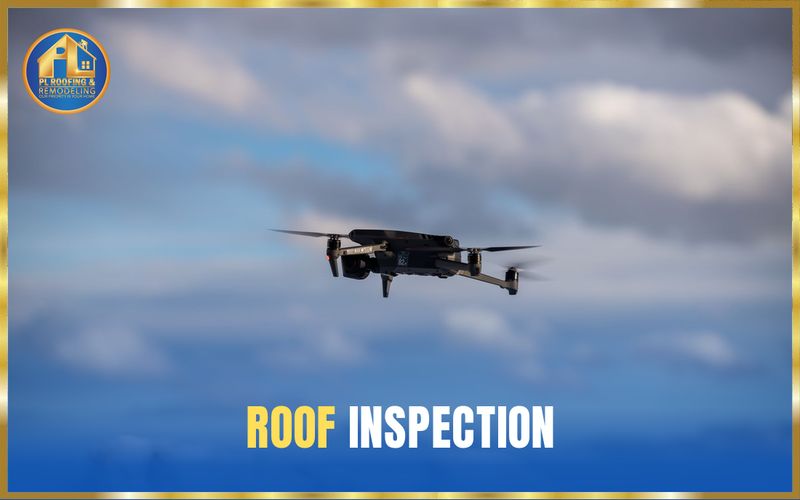 Dron de inspección volando contra un cielo dramático de nubes — inspección del techo