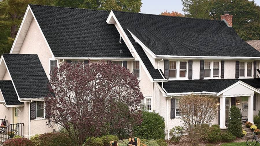 A finished roof in GAF Timberline HDZ Charcoal on a home